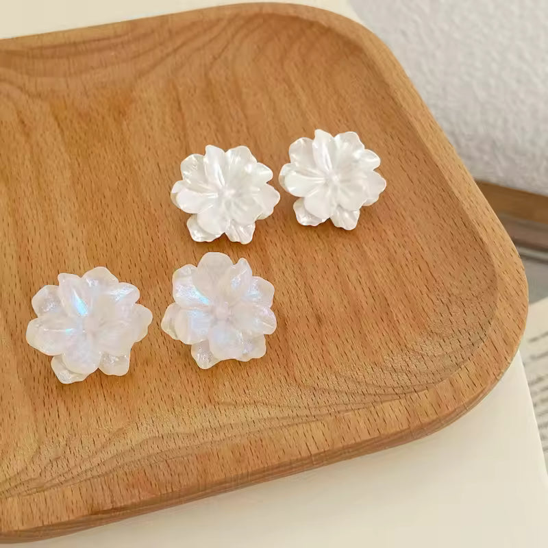 Elegant White Flower Stud Earrings for Women – Trendy 2025 Acrylic Floral Design, Lovely Fashion Jewelry