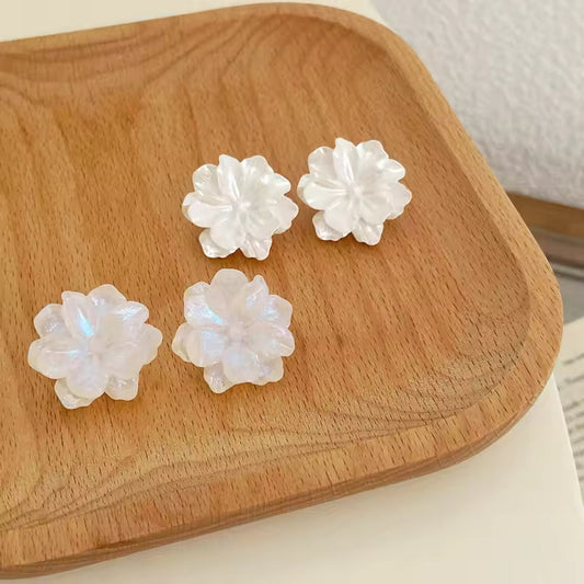 Elegant White Flower Stud Earrings for Women – Trendy 2025 Acrylic Floral Design, Lovely Fashion Jewelry